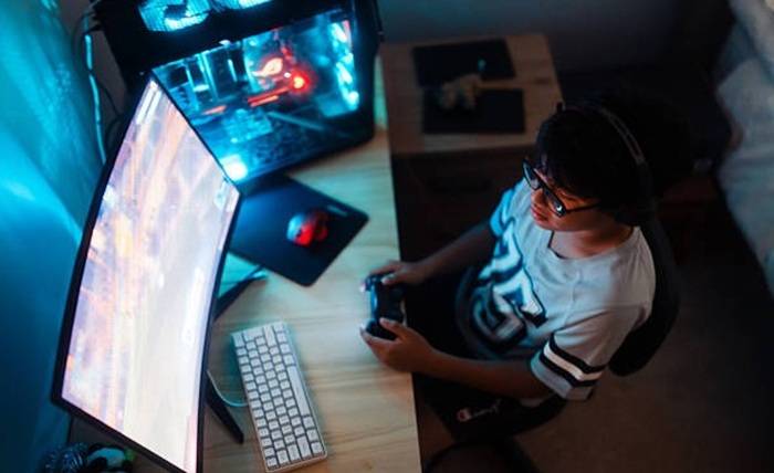 How Animation Communicates Features in Online Game Interfaces How Animation Communicates Features in Online Game Interfaces